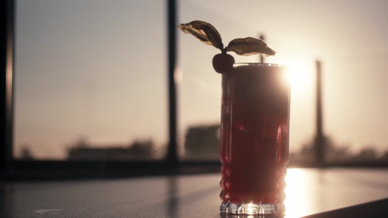 Drink em contraluz no pôr do sol, plano do showreel da Locomotiva Filmes