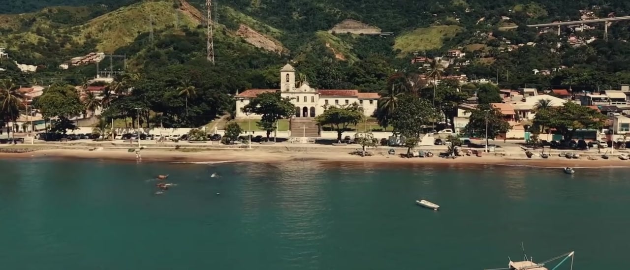 Plano de drone abrindo sobre o litoral