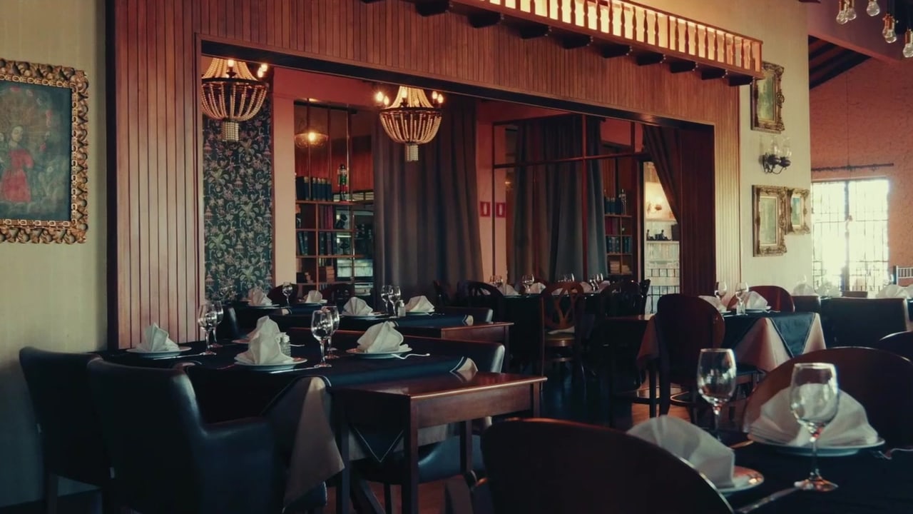 Salão do restaurante com as mesas postas, antes do serviço