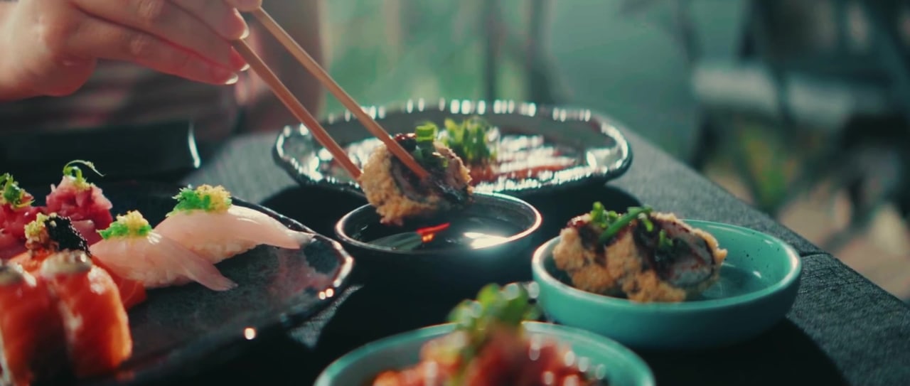 Bandeja de sashimi e tartare sendo servida, close do filme de marca do restaurante Vivá